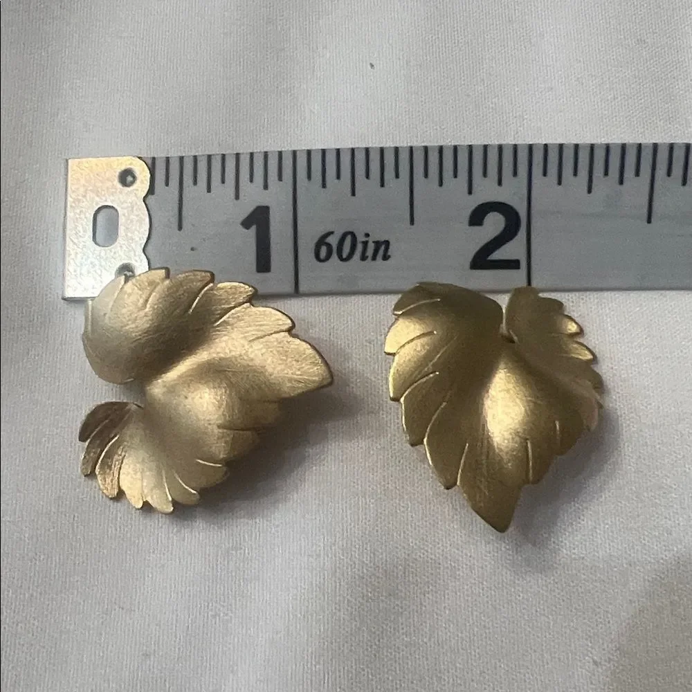 Vintage Park Lane gold tone leaf shape clip on earrings EVC